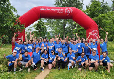 Groupe de collaborateurs Mobility sous une arche gonflable "Special Olympics France".