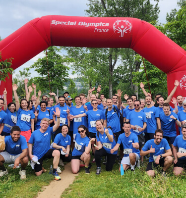 Groupe de collaborateurs Mobility sous une arche gonflable "Special Olympics France".