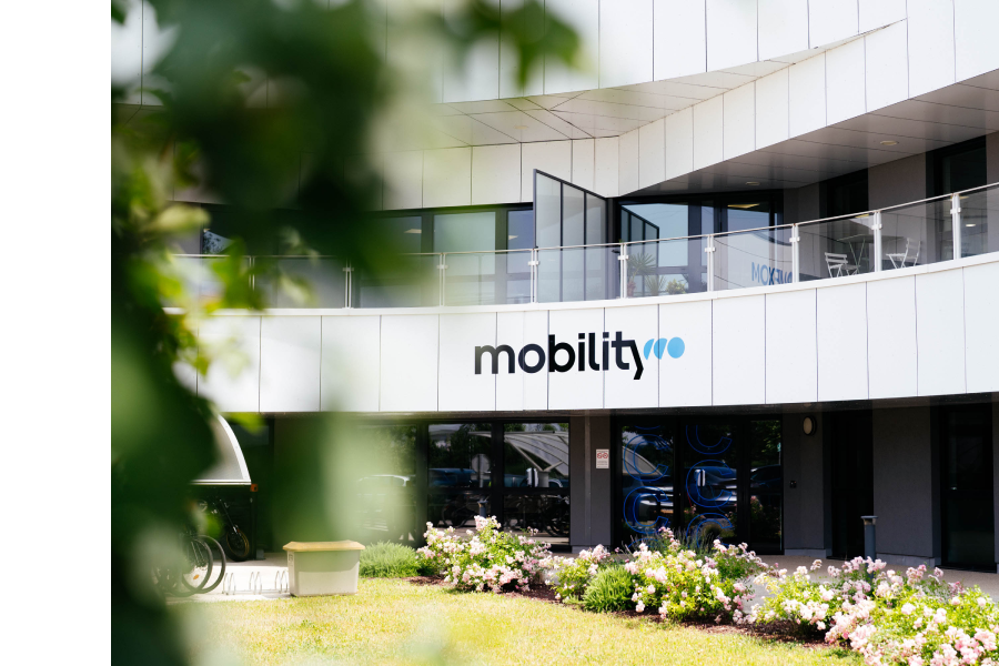 Photo de l'entrée du bâtiment du siège de Mobility à Jonage.